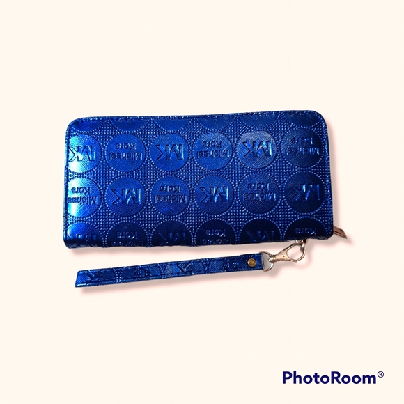 Micheal Kors Wristlet - Picture 2 of 4